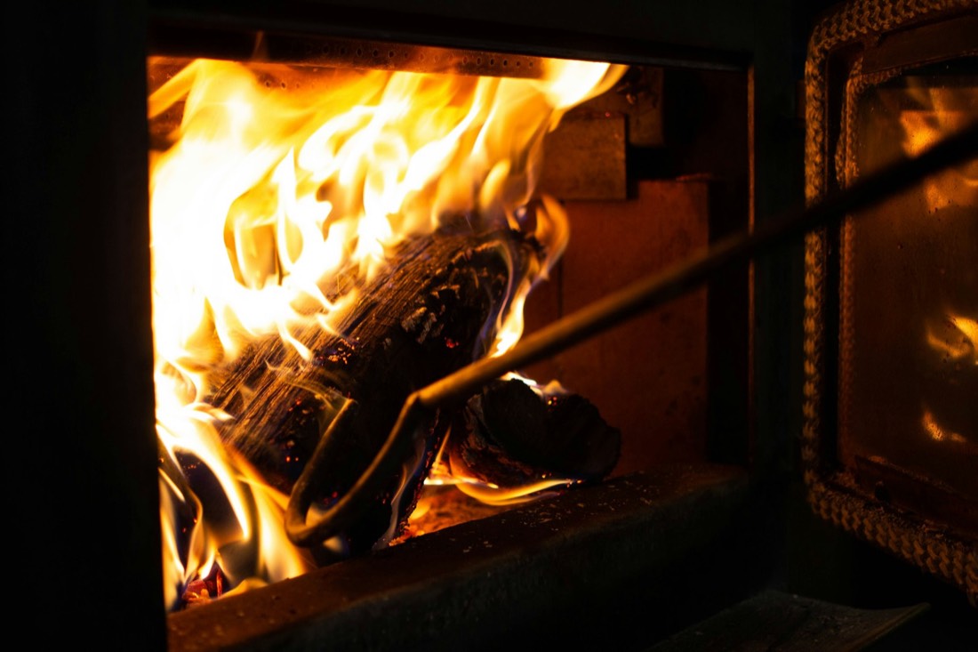 Flammes dans un poêle à bois, vue rapprochée du foyer